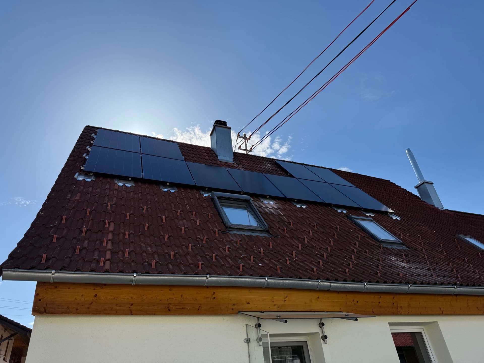 Photovoltaikanlage von SONNCO in Bad Dürrheim — Modulreihen bei Sonne