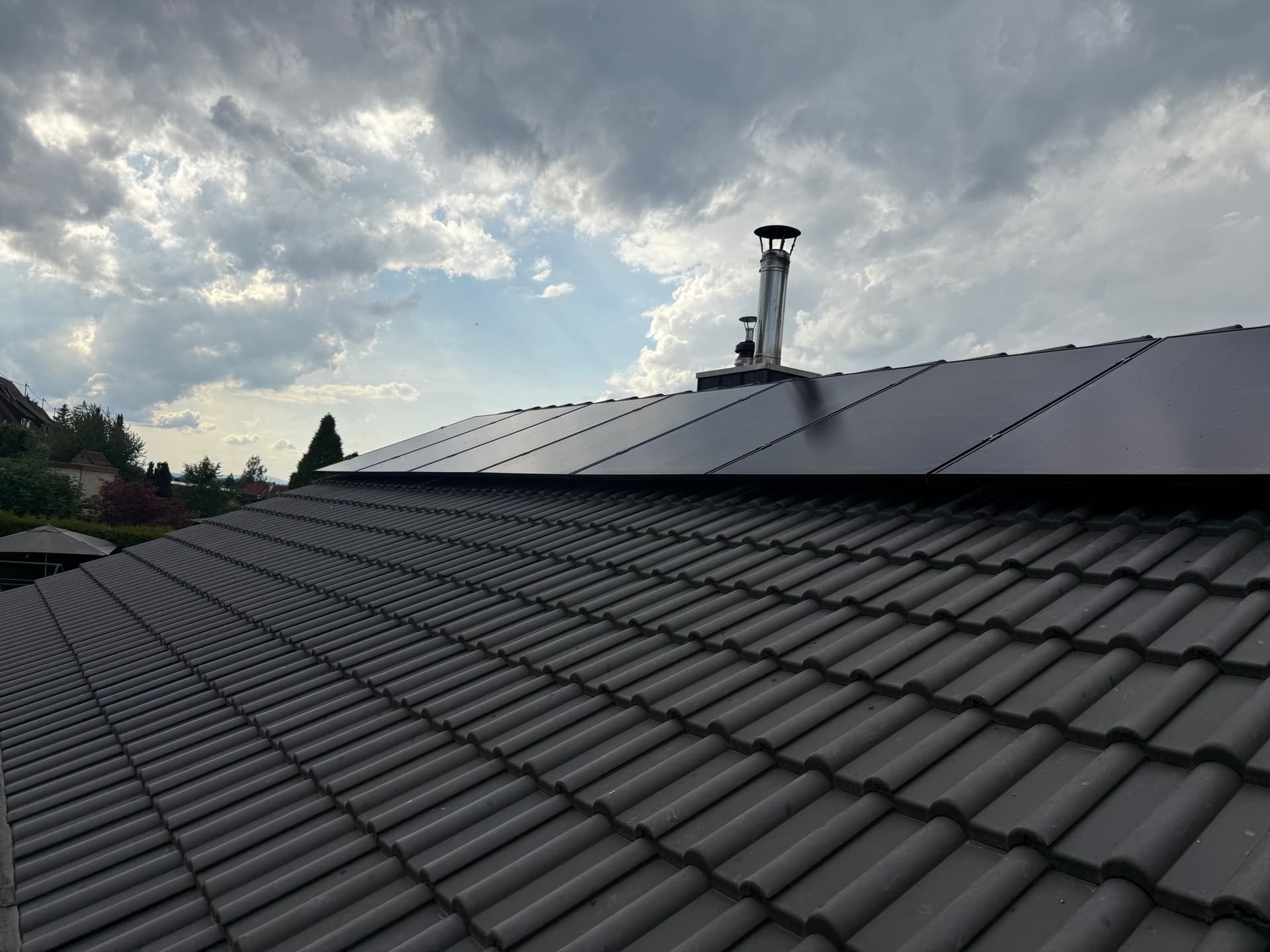 PV-Anlage am First unter dramatischem Himmel — SONNCO Projekt im Schwarzwald-Baar-Kreis