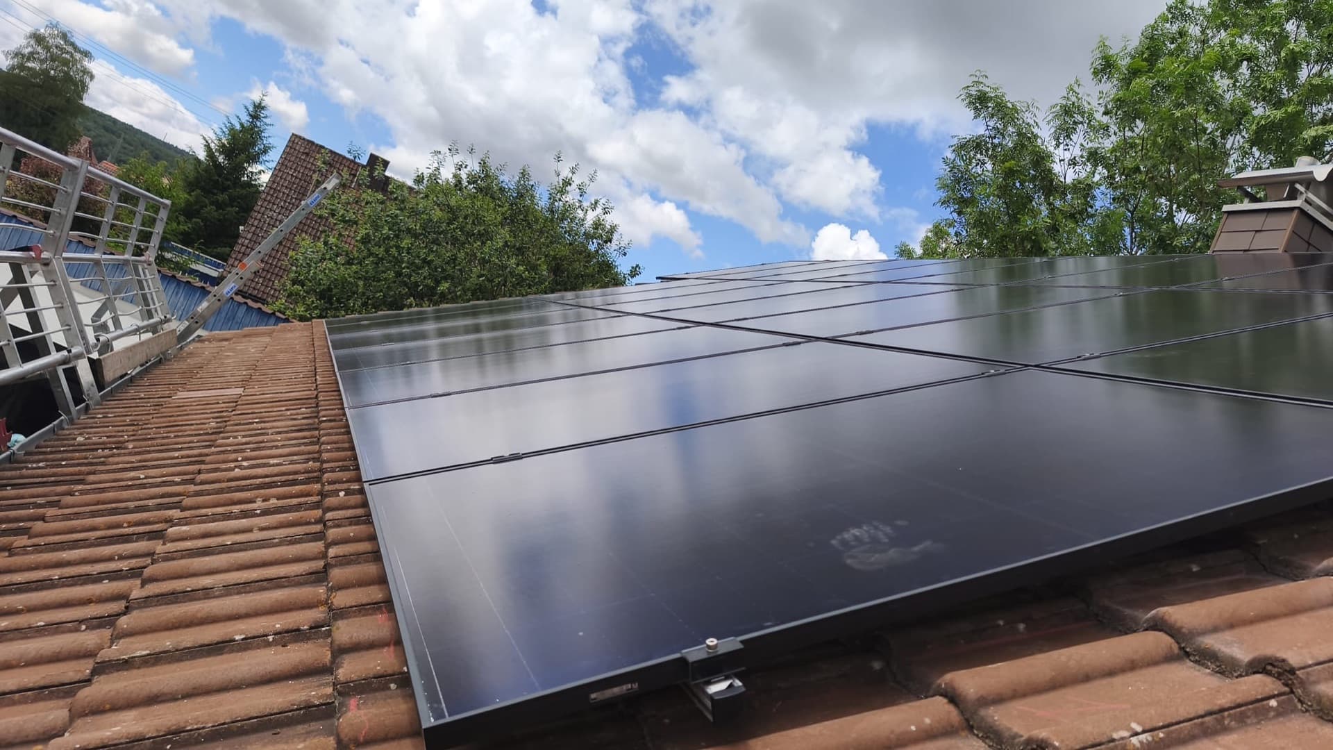 Glänzende PV-Module unter blauem Himmel — SONNCO Projekt in Blumberg auf der Südbaar