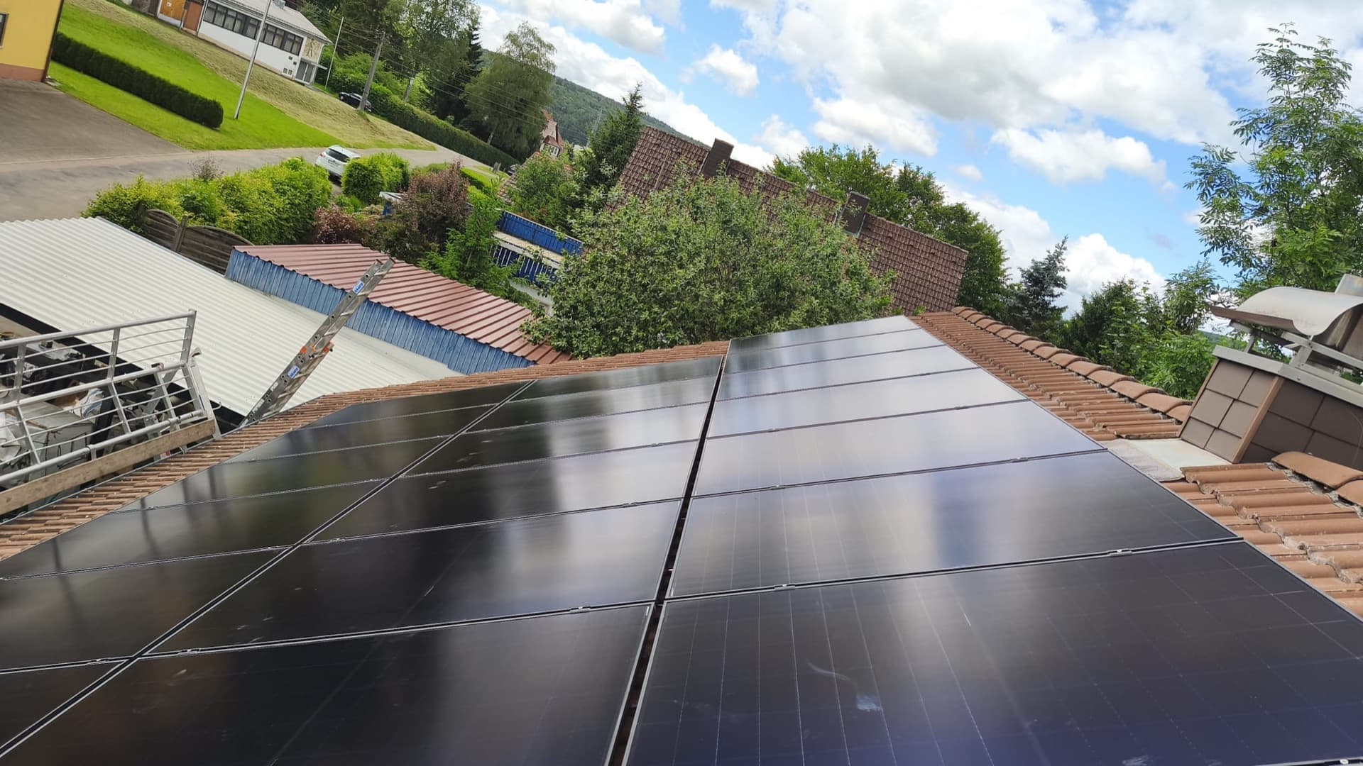 Große Full-Black-Photovoltaikfläche mit Panoramablick — SONNCO Anlage in Blumberg