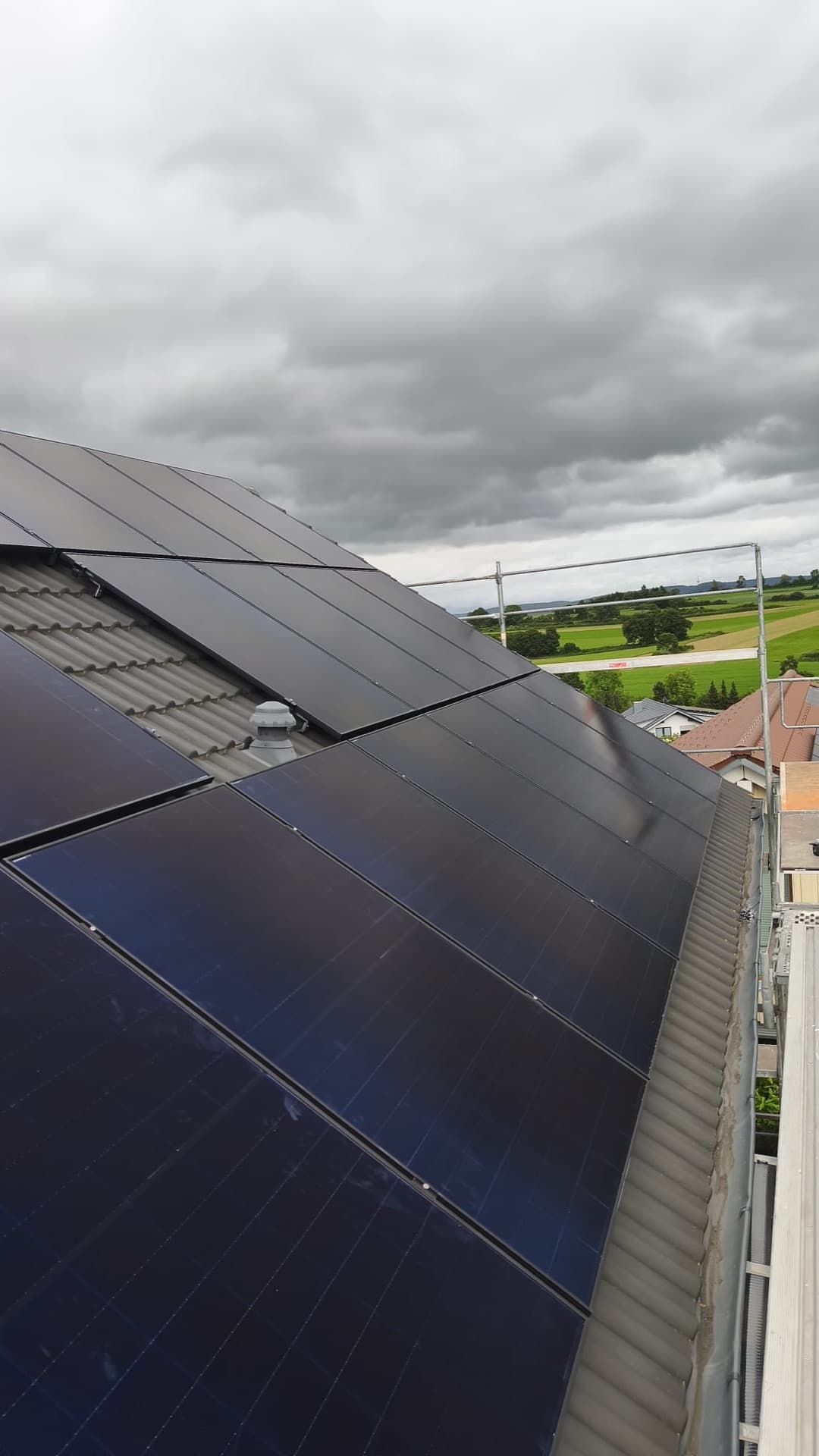 PV-Module mit Blick über die Baar bei Donaueschingen