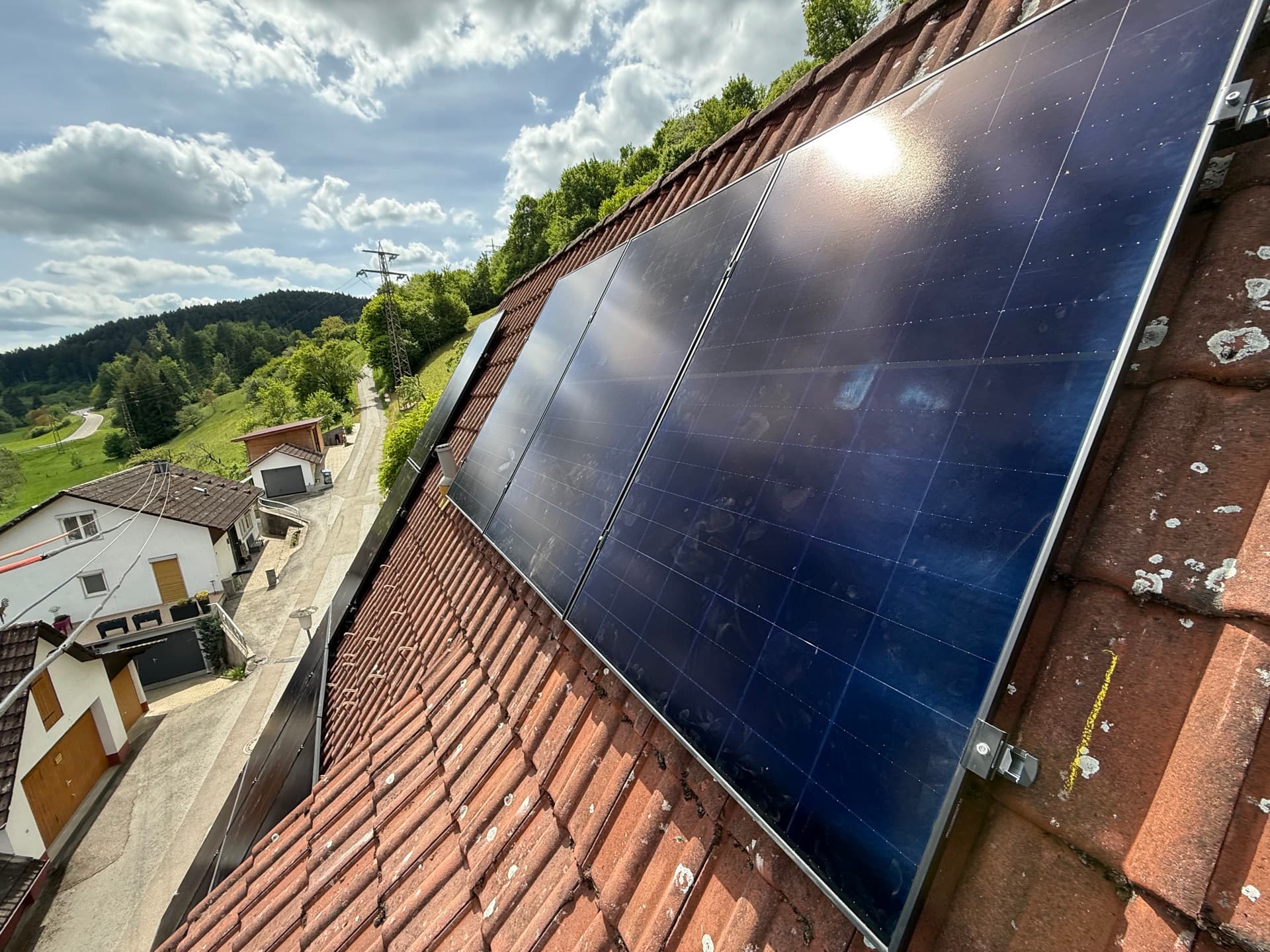 PV-Module mit Sonnenreflex und Panoramablick — SONNCO Anlage in Dornhan, Landkreis Rottweil
