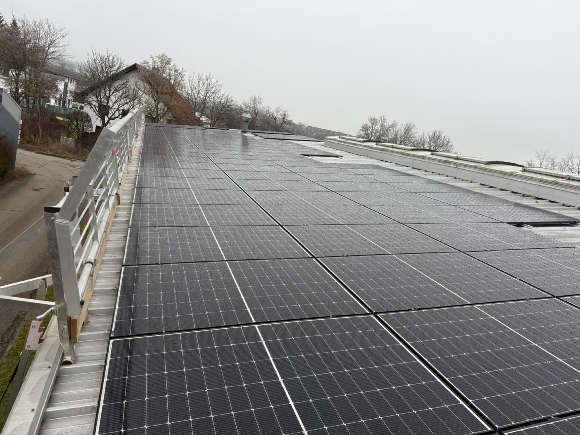 Photovoltaik-Großanlage von SONNCO — hunderte Module auf Gewerbedach in der Region