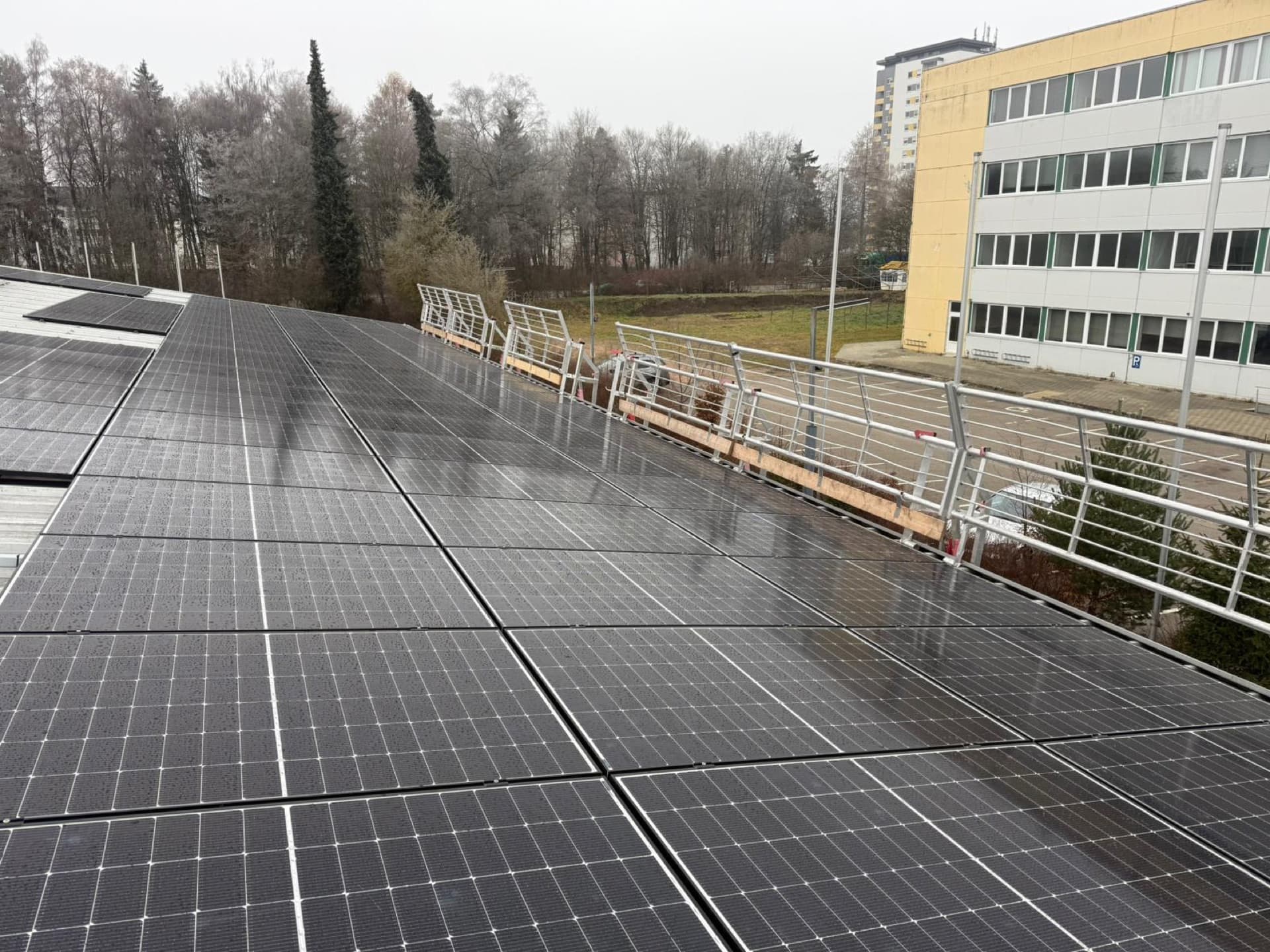 Modulfeld einer SONNCO Gewerbe-Photovoltaikanlage mit Absturzsicherung