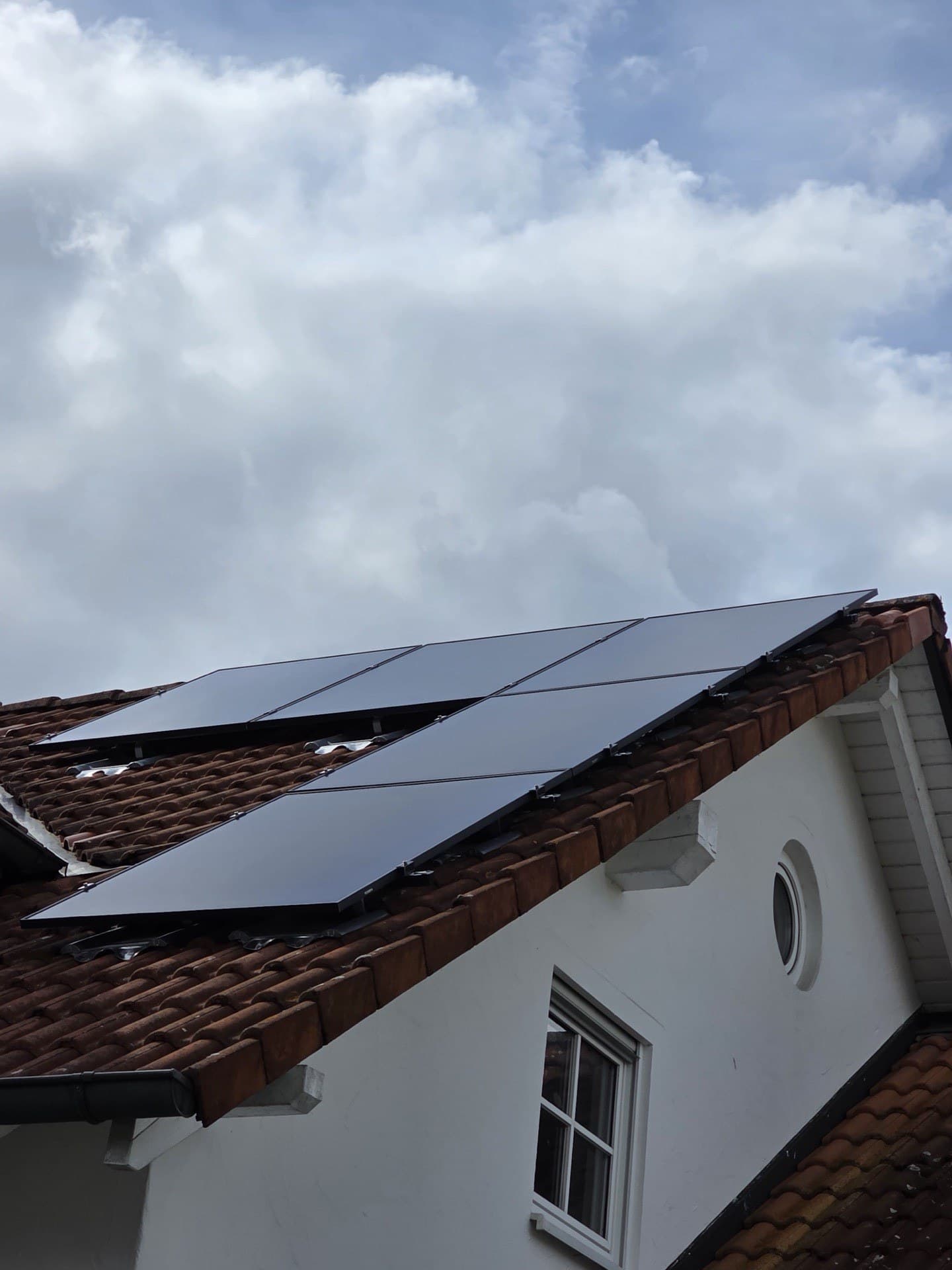 Haus mit Photovoltaik unter blauem Himmel in Mühlheim an der Donau