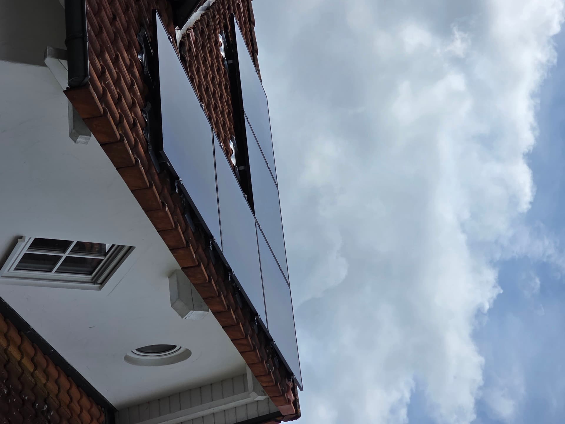 Haus mit Photovoltaik unter blauem Himmel in Mühlheim an der Donau