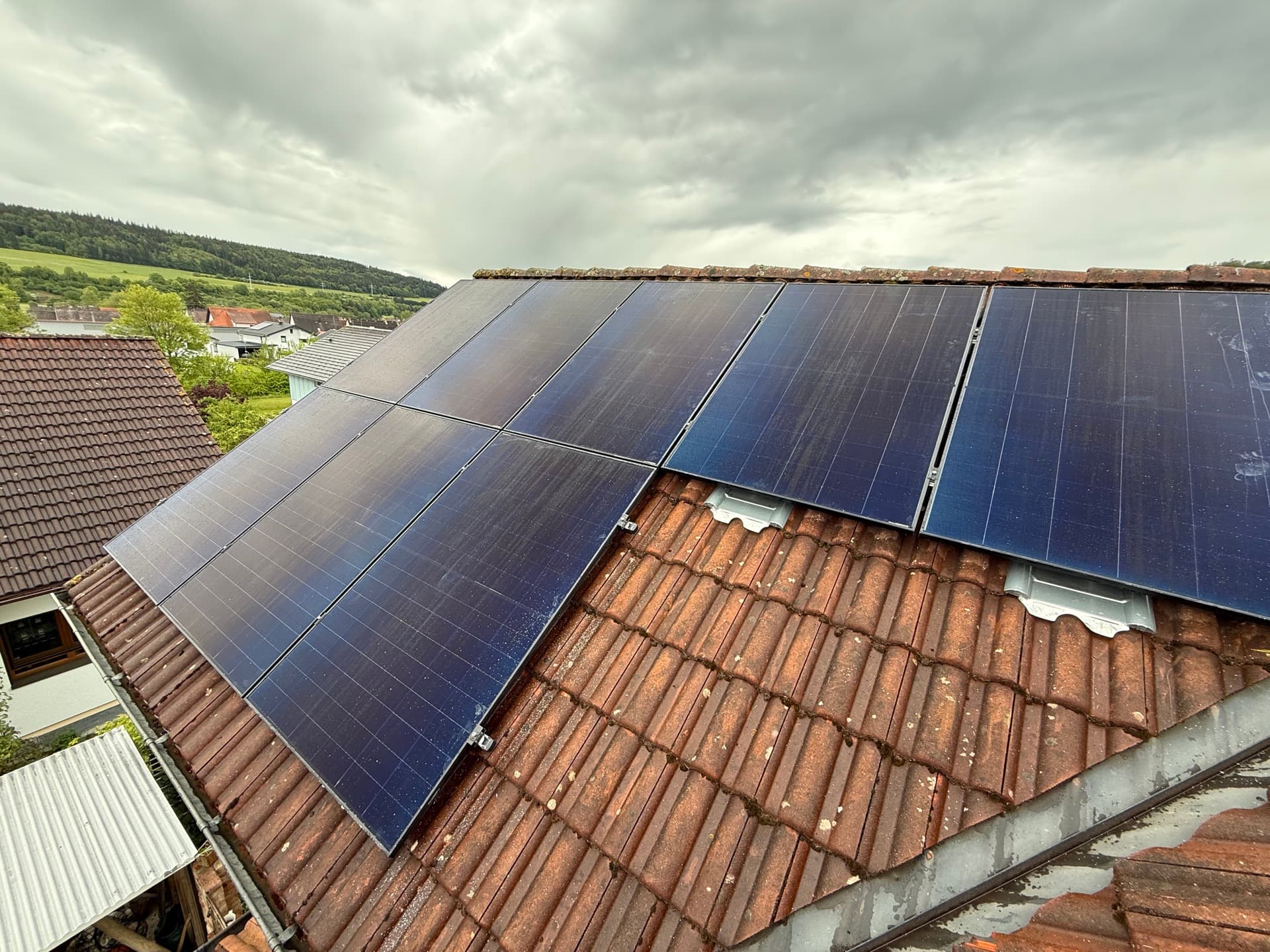 PV-Anlage über Eck mit Panoramablick ins Donautal