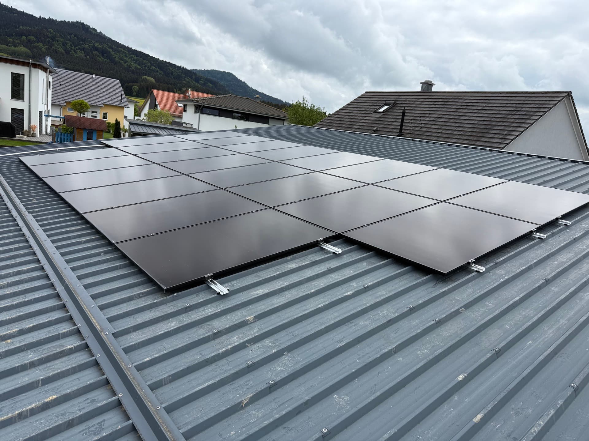 Fertige PV-Anlage mit Bergpanorama — SONNCO Projekt in Schömberg bei Balingen