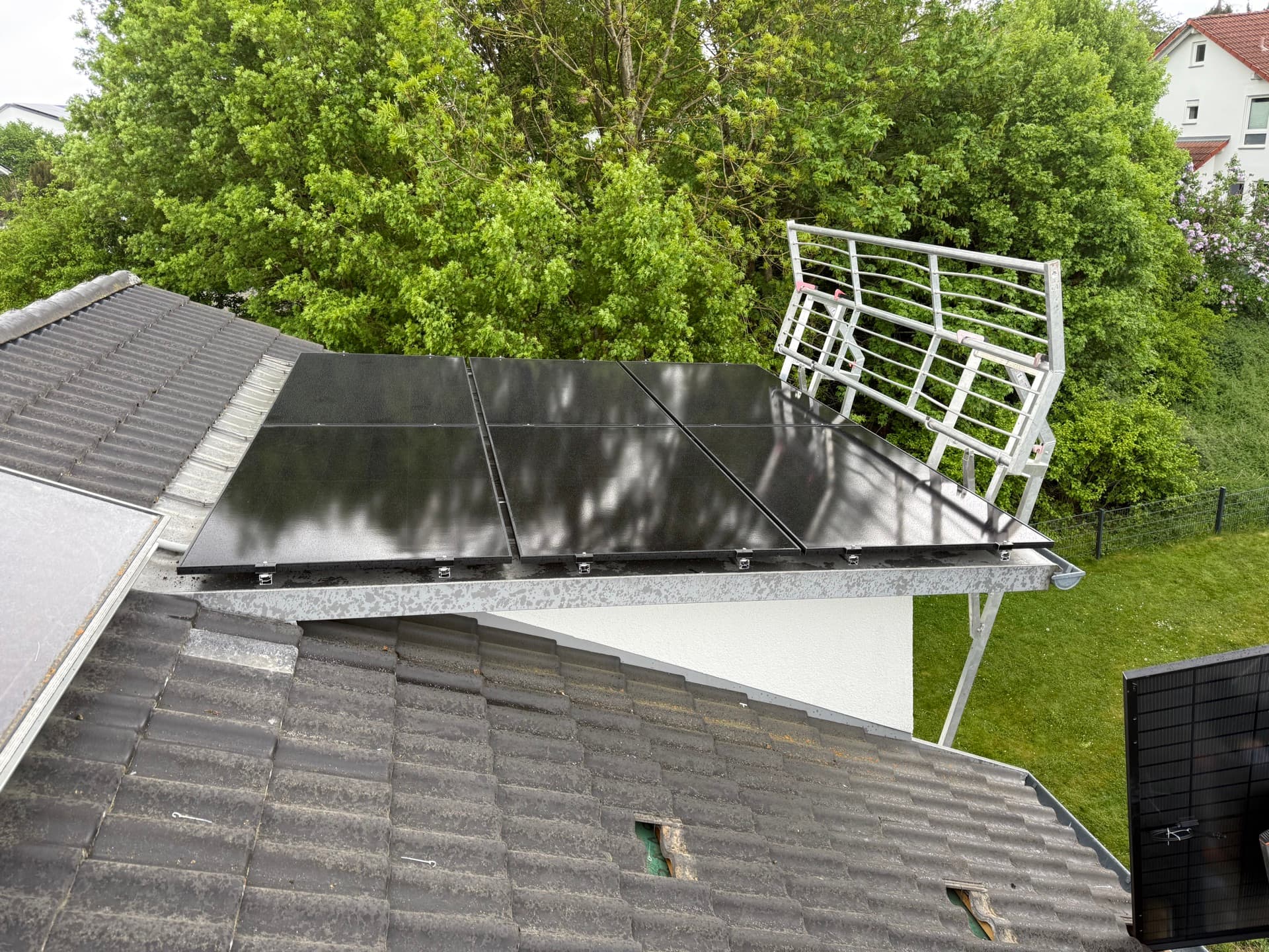 Fertige Photovoltaikanlage von SONNCO in Sigmaringen — schwarze Module, grüne Umgebung