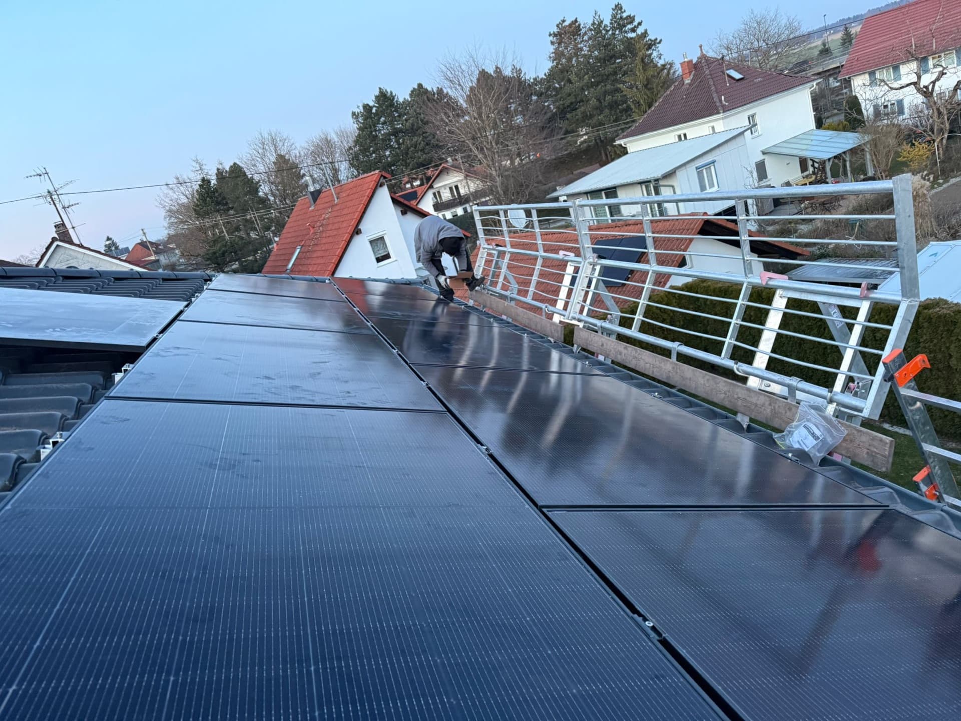 PV-Montage mit Gerüst auf einem Trossinger Dach — Modulinstallation durch SONNCO