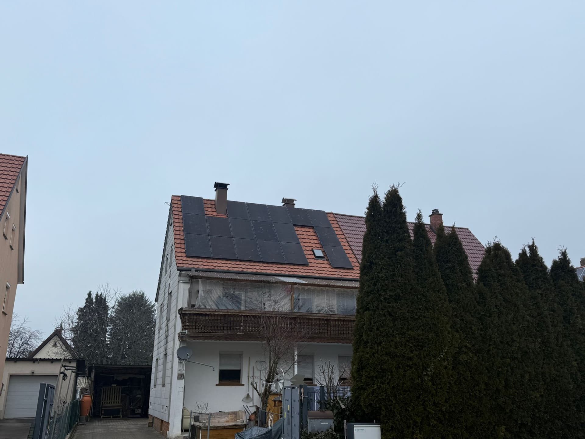 Photovoltaikanlage von SONNCO auf einem Wohnhaus in Trossingen — schwarze Module auf dem Satteldach