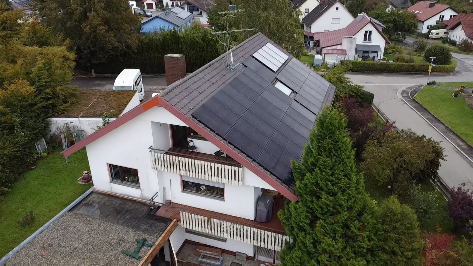 Photovoltaikanlage von SONNCO auf einem Einfamilienhaus in Tuttlingen, Luftaufnahme