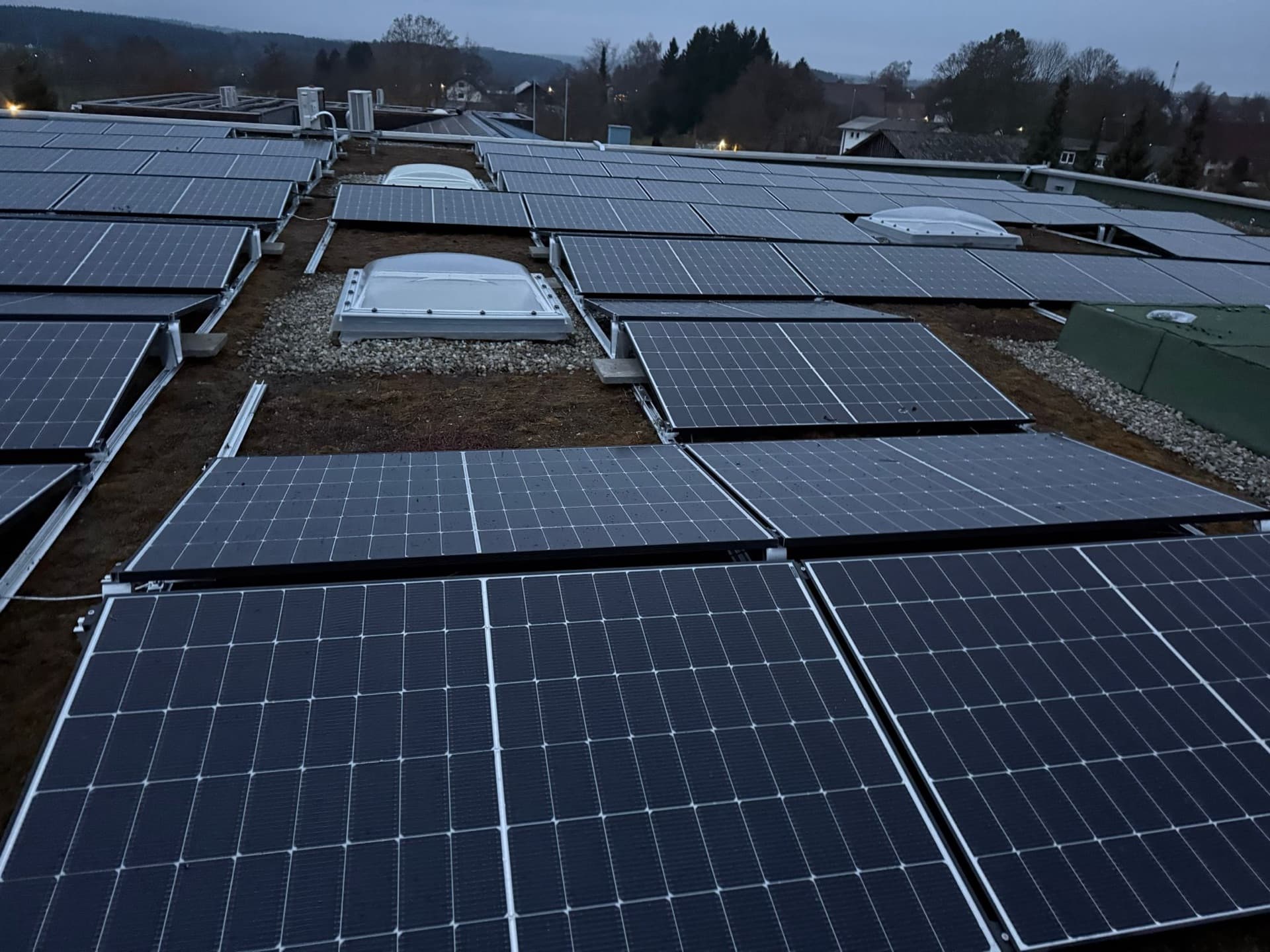 Gewerbe-Großanlage von SONNCO in Villingen-Schwenningen — Flachdach mit Photovoltaik-Modulfeld