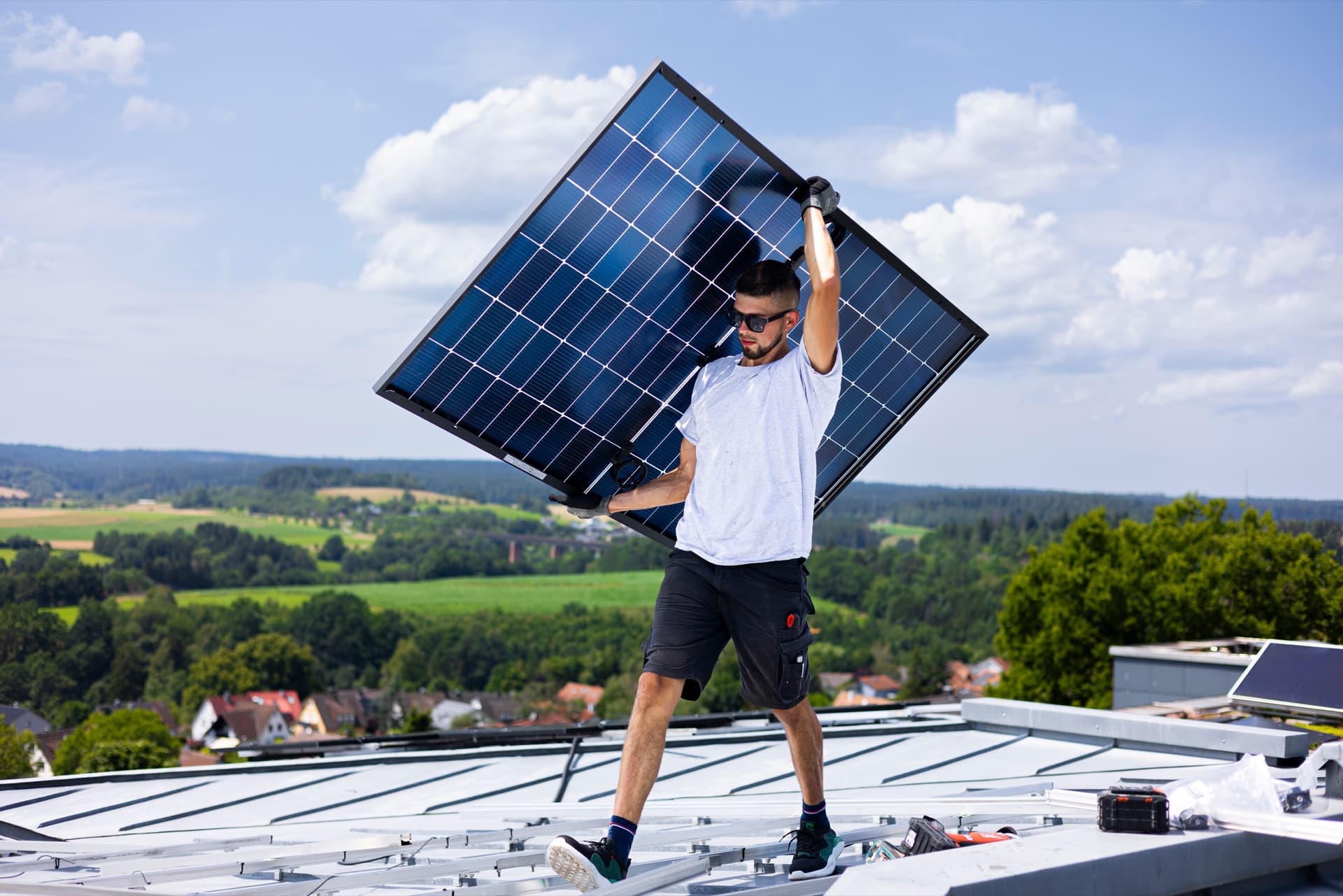 SONNCO PV-Montage mit Blick über die Schwarzwald-Landschaft