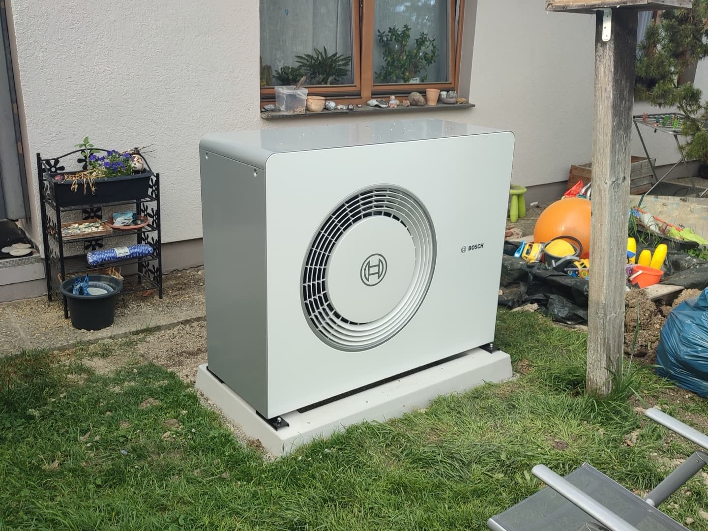 BOSCH Wärmepumpen-Außeneinheit im Garten — SONNCO Projekt in Blumberg (Schwarzwald-Baar-Kreis)
