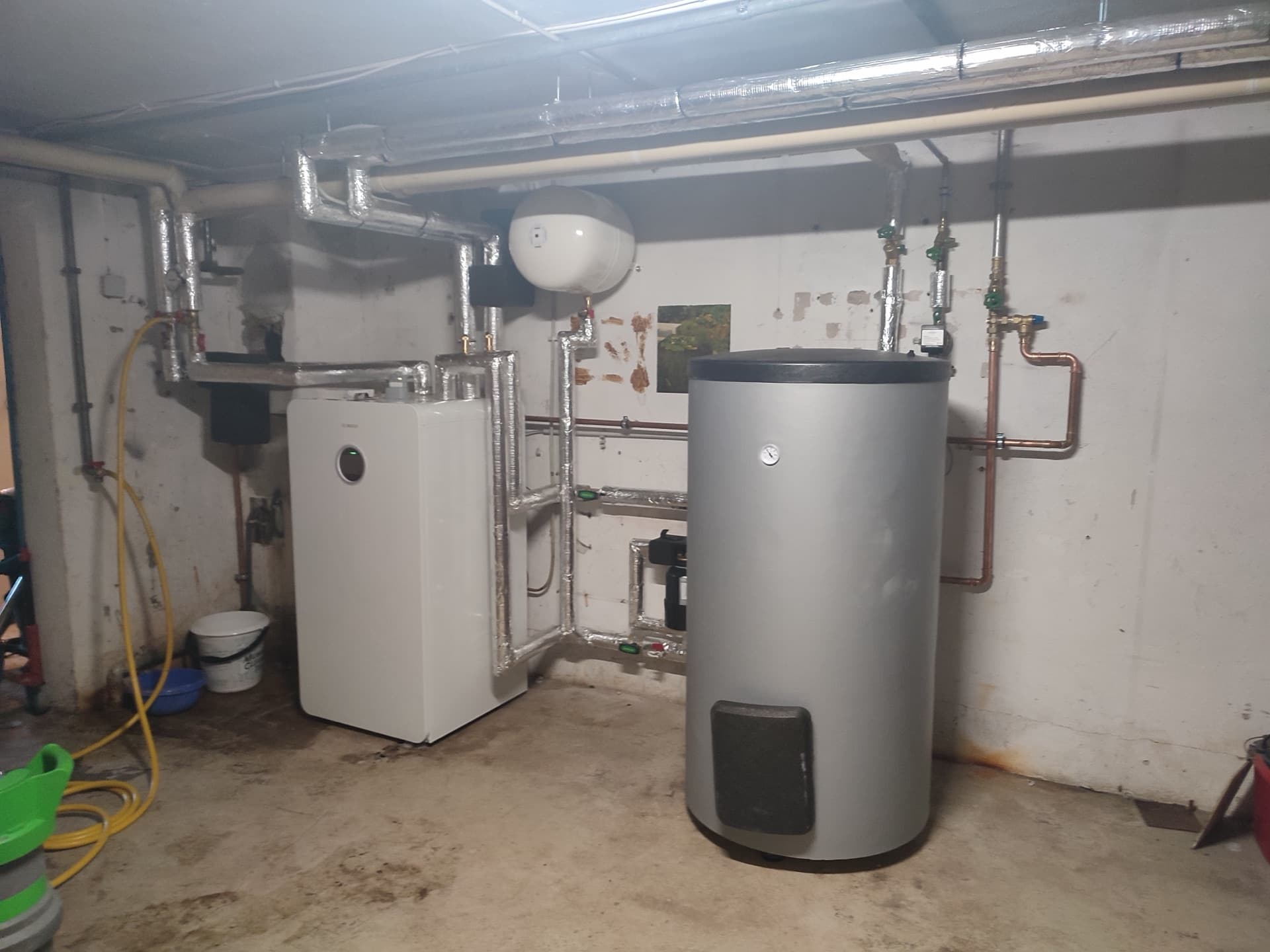 BOSCH-Wärmepumpen-Inneneinheit mit Pufferspeicher im Technikraum — SONNCO Projekt in Blumberg (Schwarzwald-Baar-Kreis)