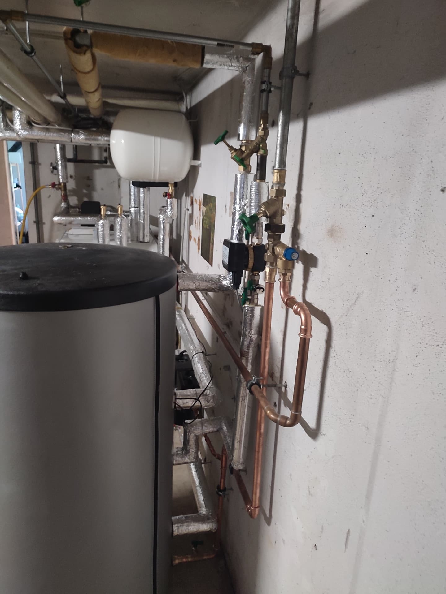 Technikraum mit BOSCH-Pufferspeicher und gedämmter Verrohrung — SONNCO Projekt in Blumberg (Schwarzwald-Baar-Kreis)