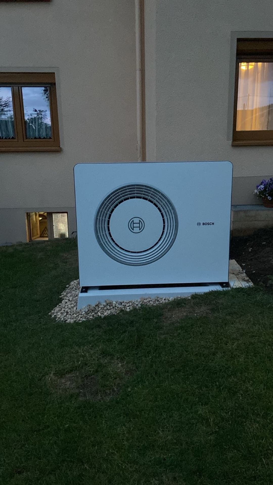 BOSCH Wärmepumpen-Außeneinheit auf Kiesbett — SONNCO Projekt in Denkingen bei Trossingen
