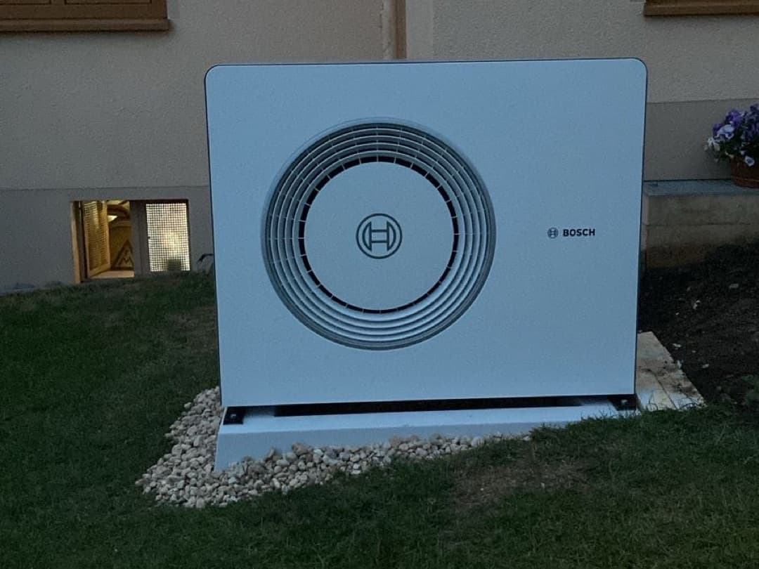 BOSCH Wärmepumpen-Außeneinheit am Haus — SONNCO Projekt in Denkingen (Kreis Tuttlingen)