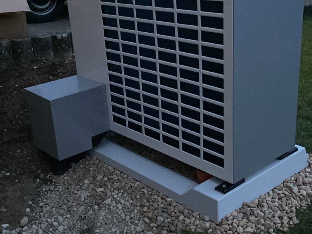 BOSCH Wärmepumpen-Außeneinheit im Kiesbett — SONNCO Projekt in Denkingen (Kreis Tuttlingen)