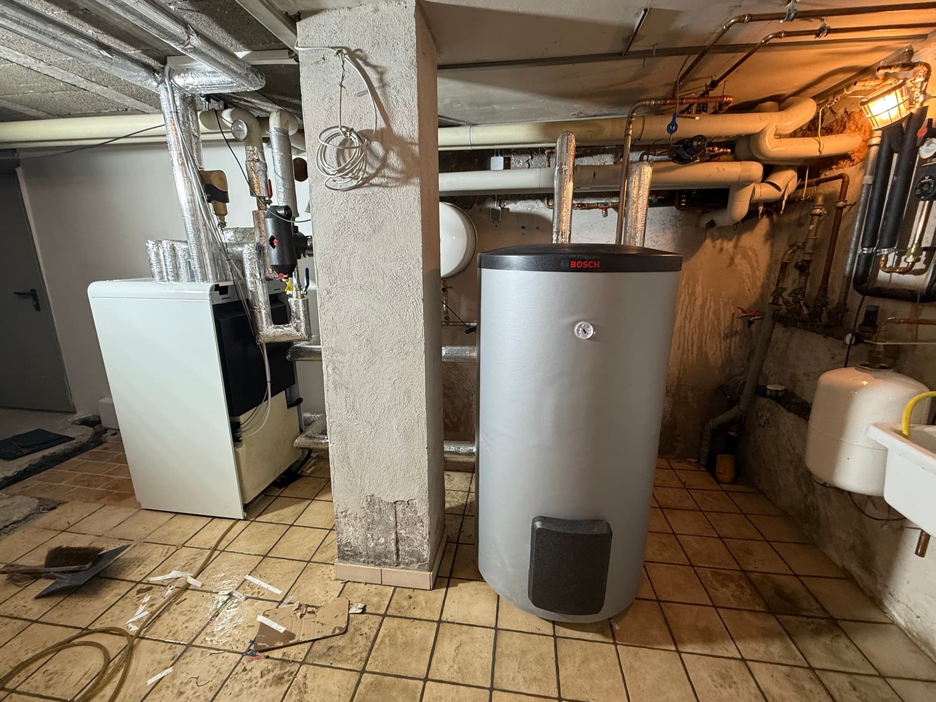 BOSCH-Wärmepumpe sauber installiert im Technikraum — SONNCO Projekt in Denkingen (Kreis Tuttlingen)