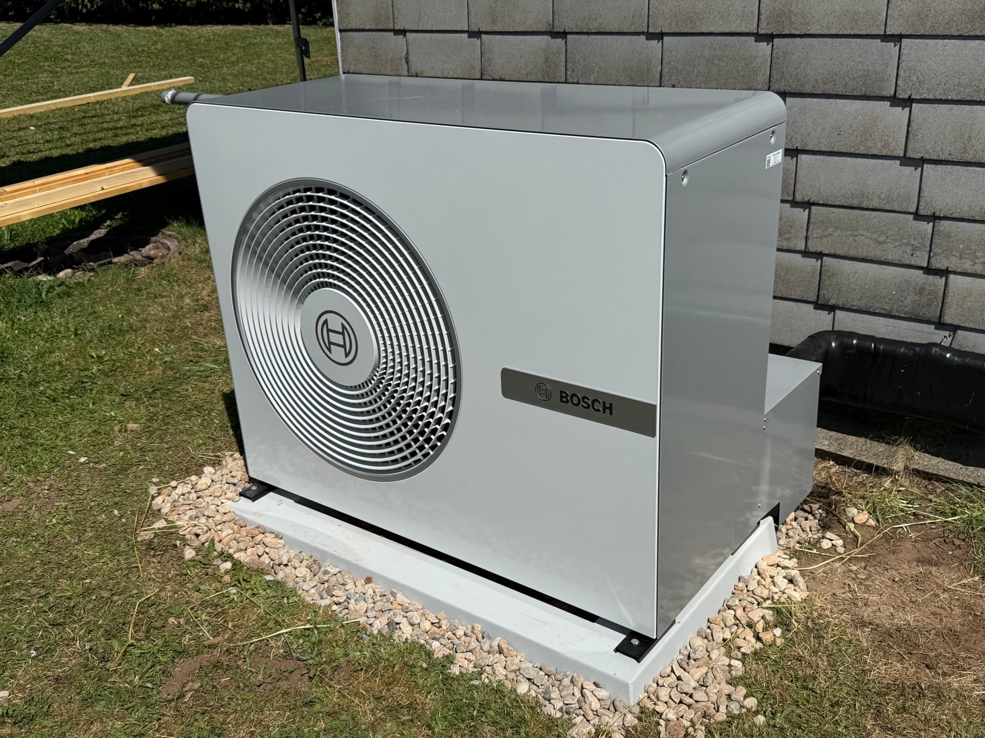 BOSCH Wärmepumpe auf Sockel mit Kiesbett — SONNCO Installation in Furtwangen