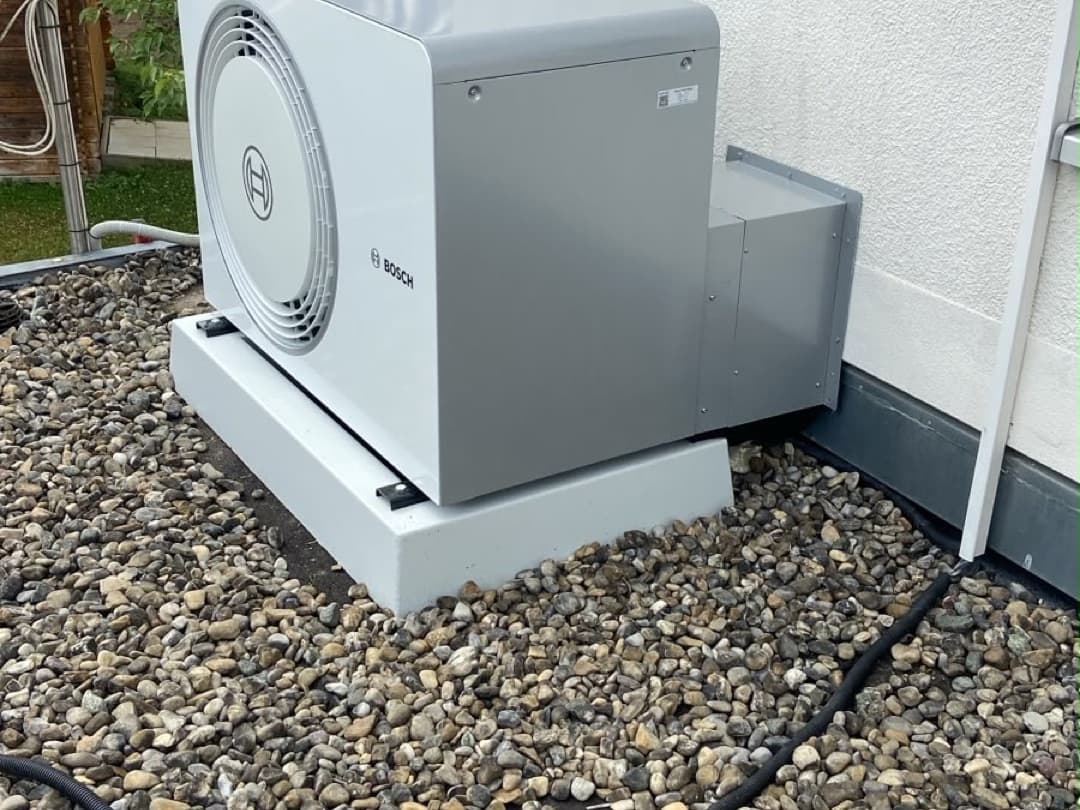 BOSCH Wärmepumpen-Außeneinheit im Kiesbett — SONNCO Projekt in Ostrach (Kreis Sigmaringen)