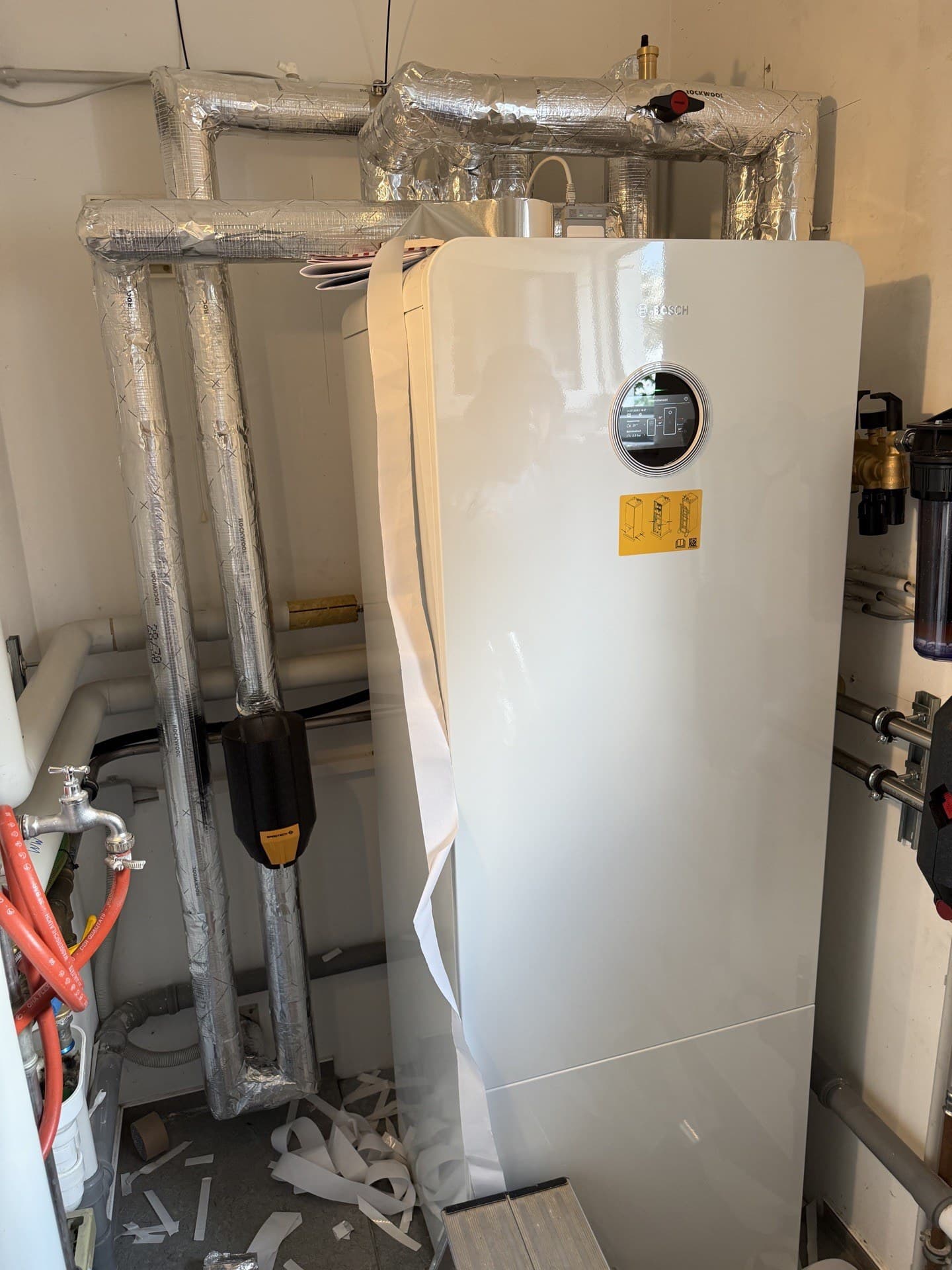 BOSCH-Wärmepumpen-Inneneinheit im Technikraum — SONNCO Projekt in Ostrach (Kreis Sigmaringen)