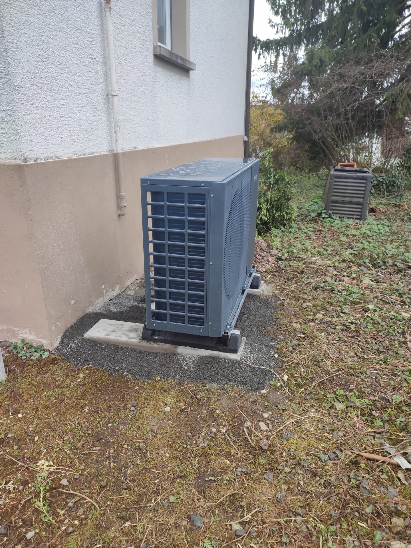 BOSCH Wärmepumpen-Außeneinheit — SONNCO Projekt Armin Schneider in Sigmaringen