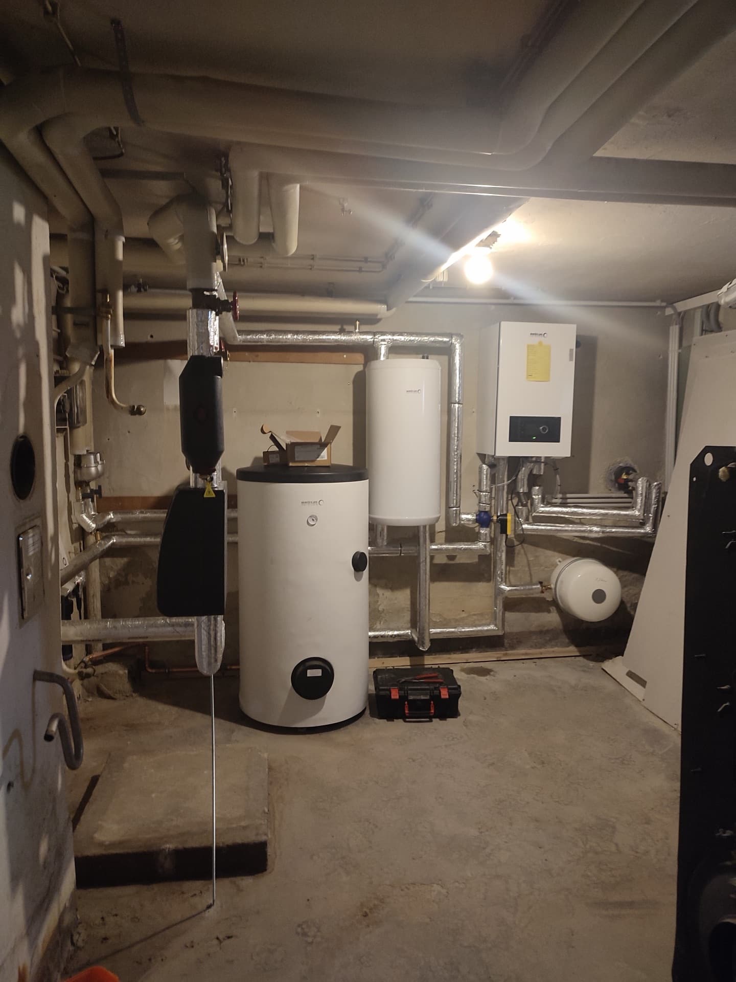 BOSCH-Wärmepumpe im Technikraum, sauber installiert — SONNCO Projekt in Sigmaringen