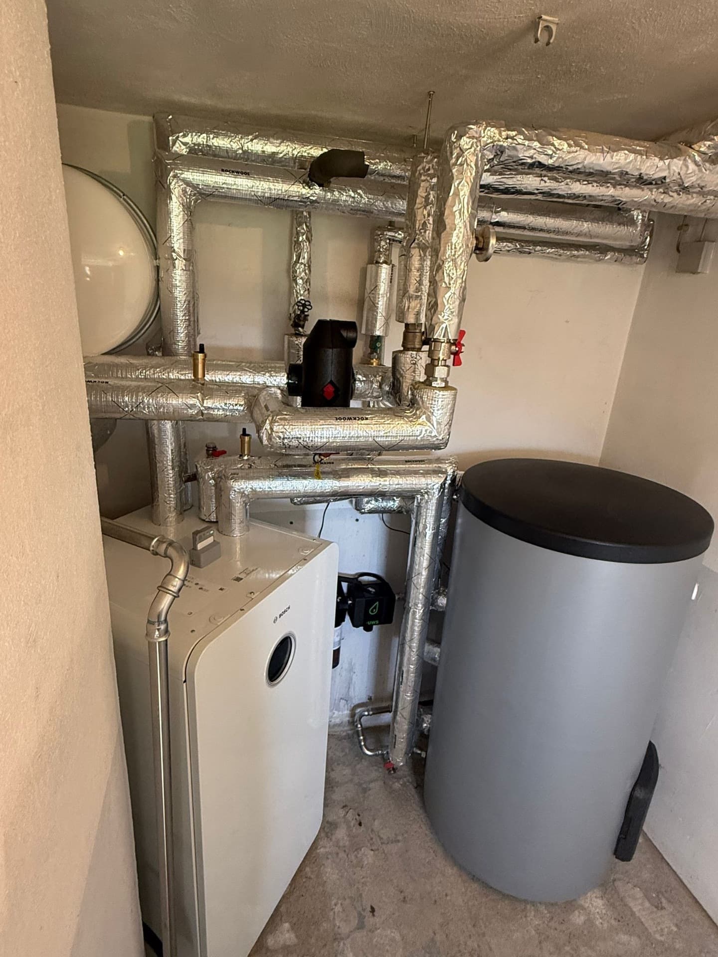 Sauber gedämmte Wärmepumpen-Installation im Technikraum, Villingen-Schwenningen