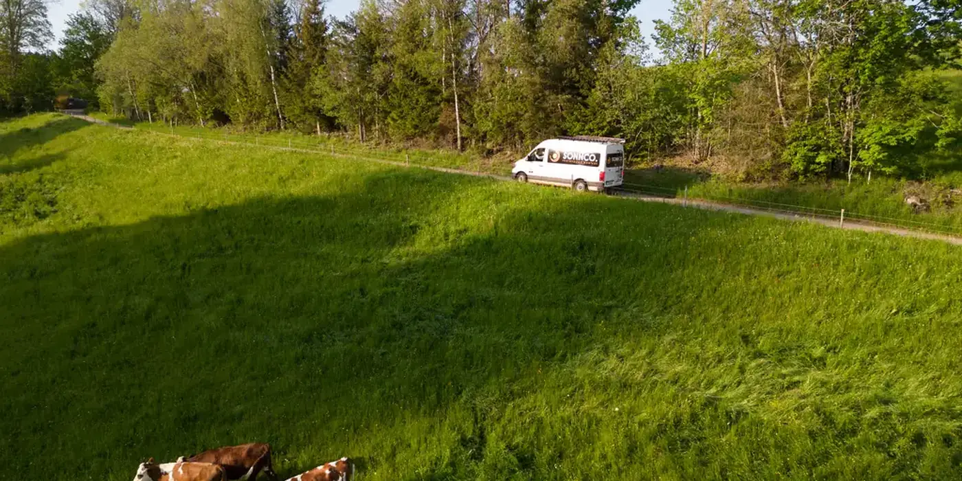 SONNCO Transporter auf einer Landstraße im Schwarzwald