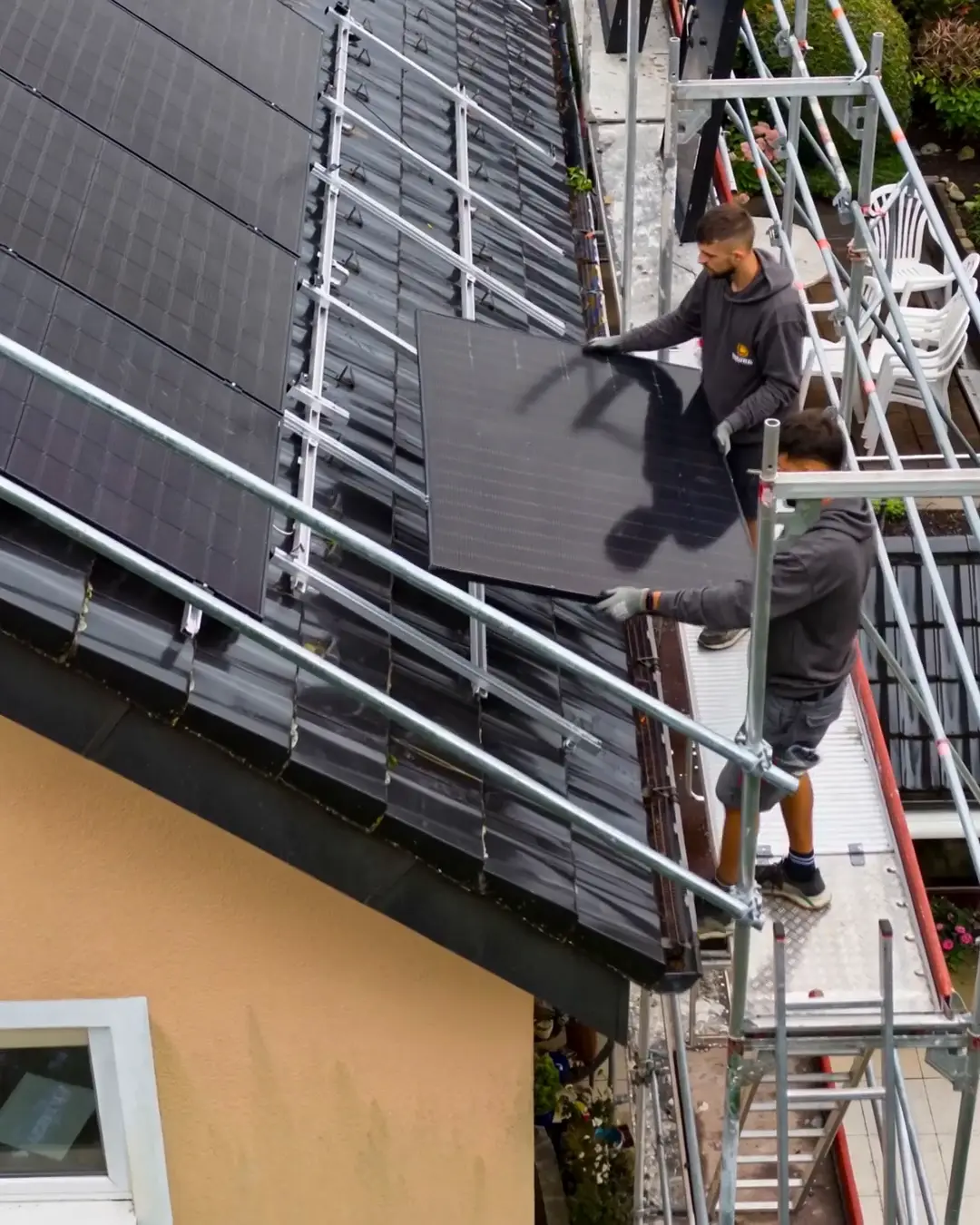 Montage einer Photovoltaikanlage auf dem Dach
