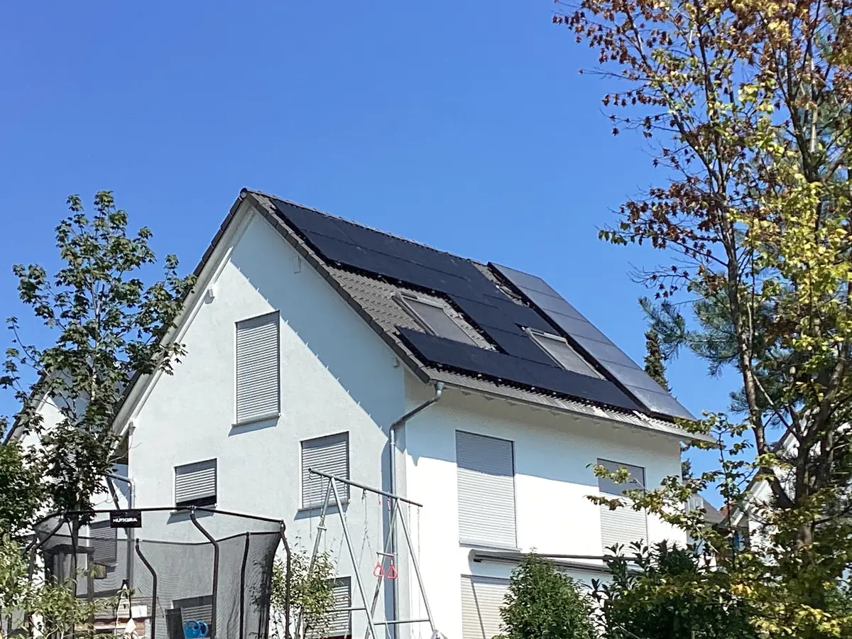Modernes Einfamilienhaus mit Solardach
