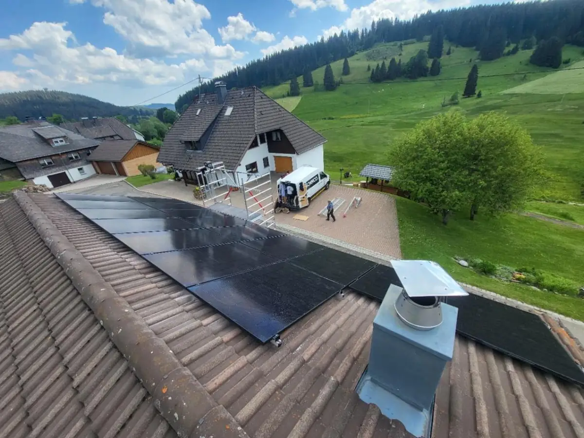 Luftaufnahme einer Modulfläche im Schwarzwald