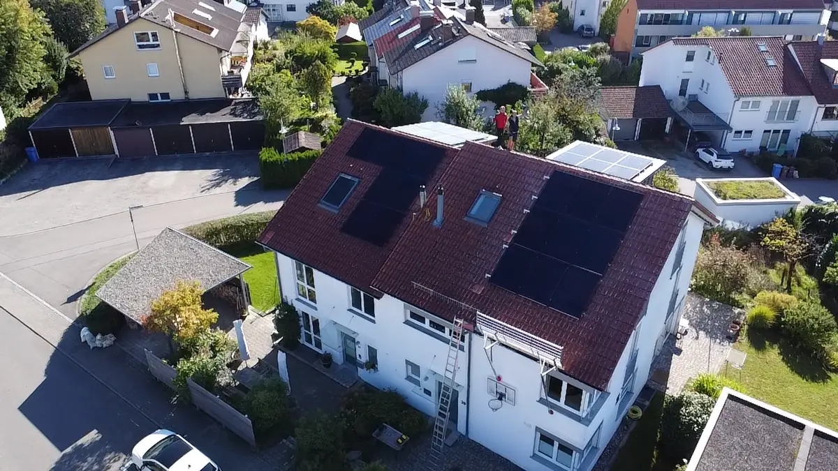 Drohnenaufnahme: Haus mit PV-Anlage im Wohngebiet