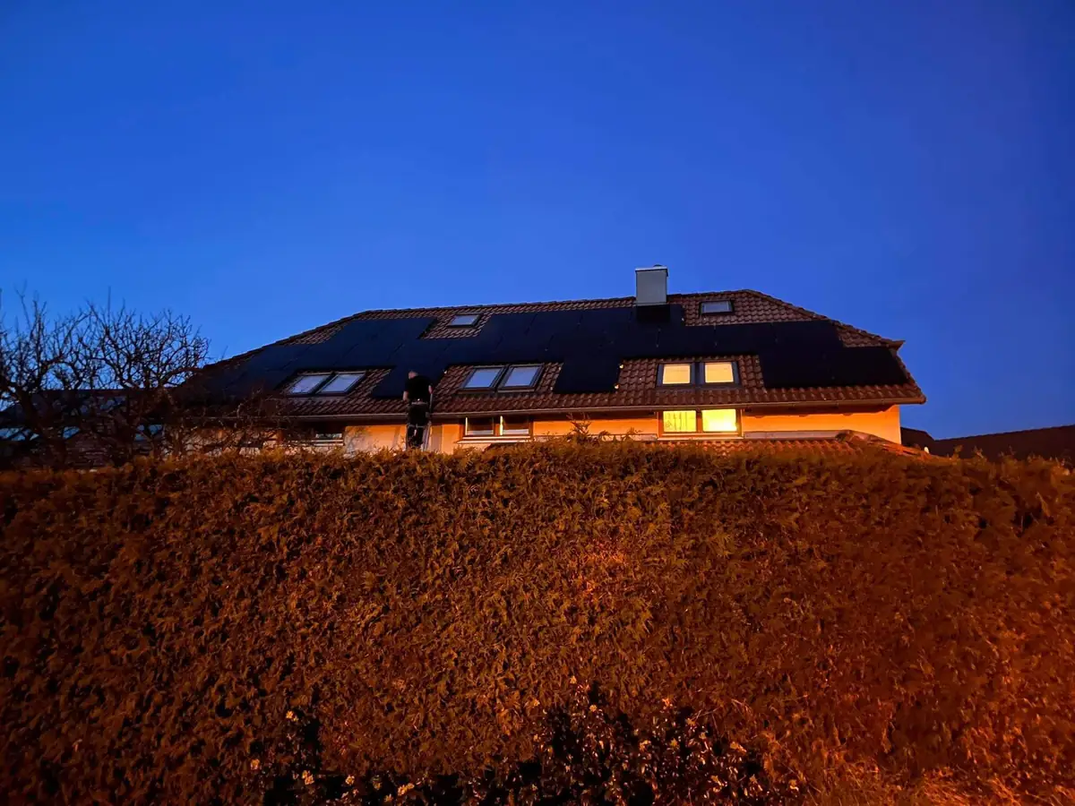 Wohnhaus mit Photovoltaik in der Abenddämmerung