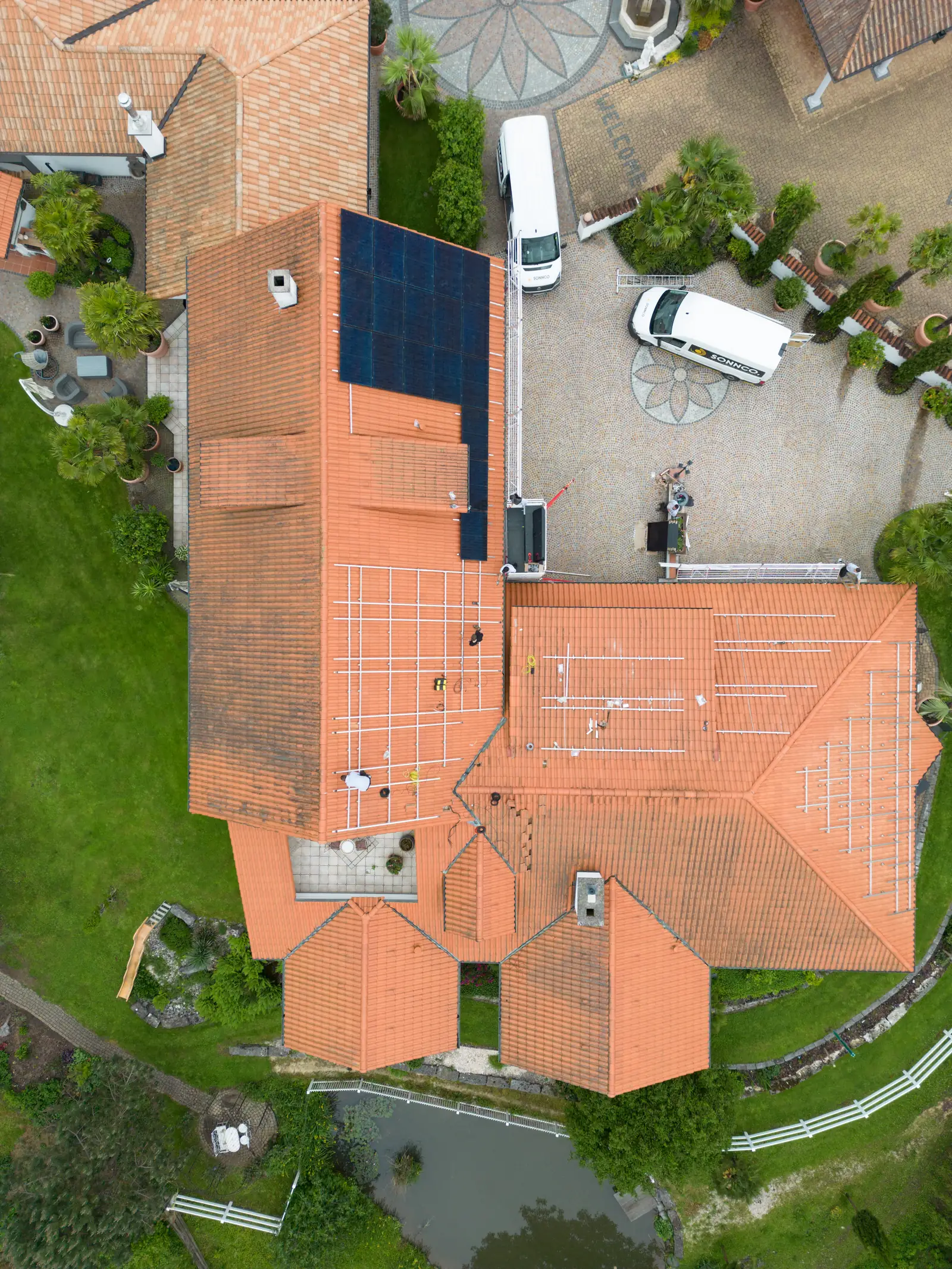 Drohnenaufnahme eines Dachs mit Photovoltaik