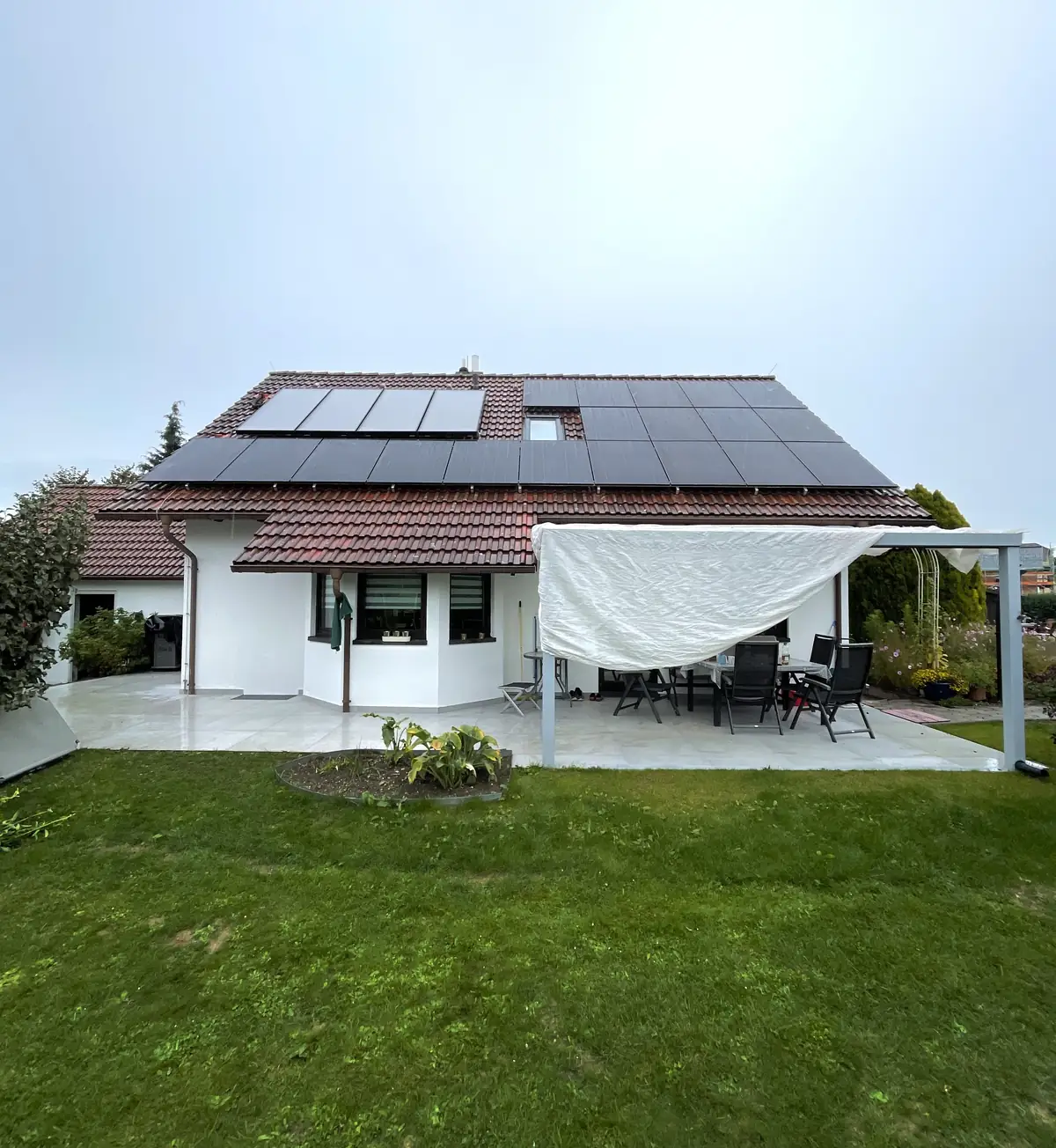 Bungalow mit Photovoltaikanlage und Garten