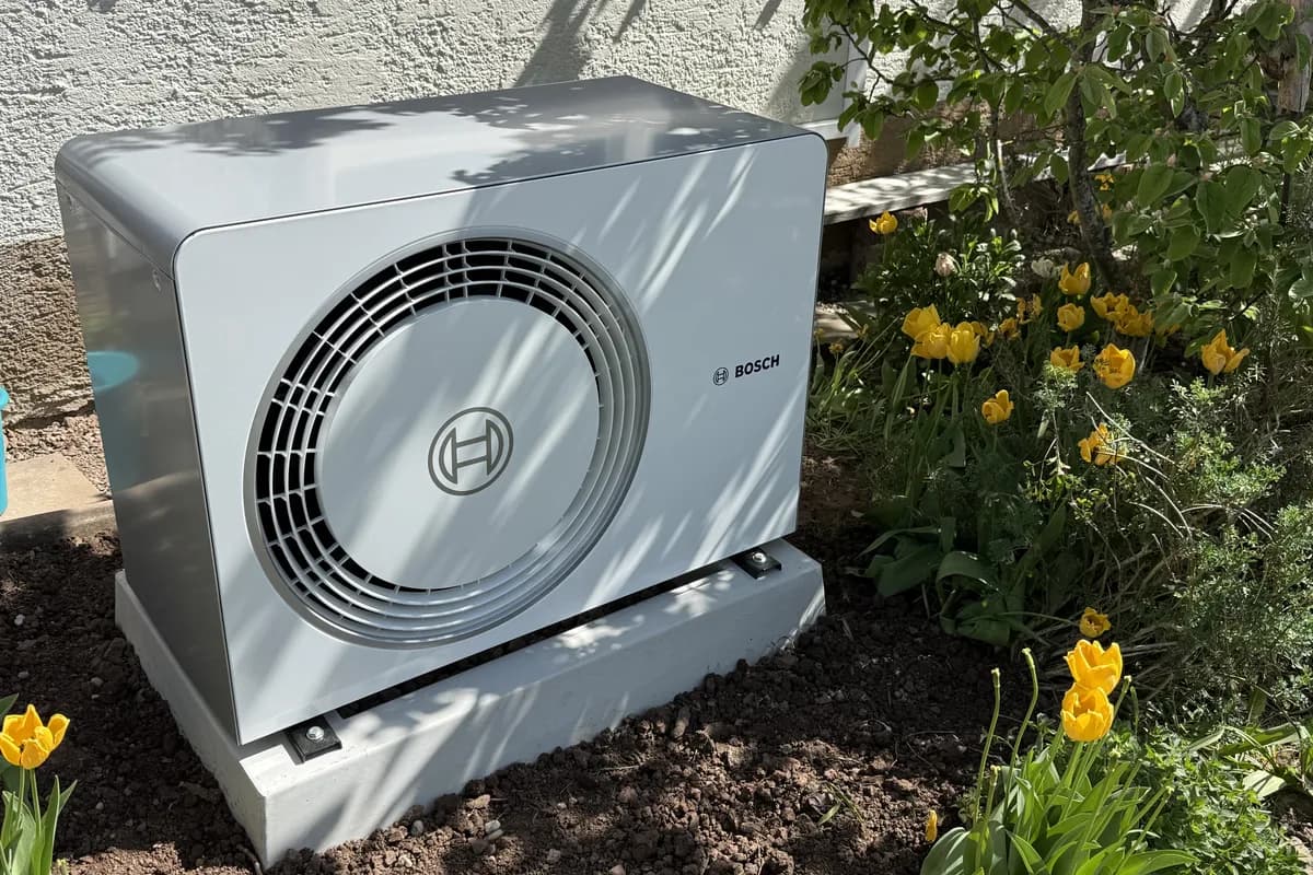Bosch Wärmepumpe im Tulpengarten eines Einfamilienhauses