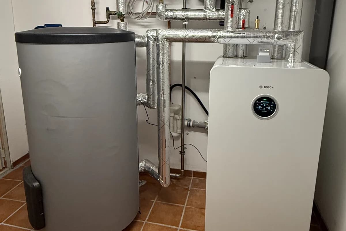 Technikraum mit Bosch Wärmepumpen-Innengerät und Warmwasserspeicher