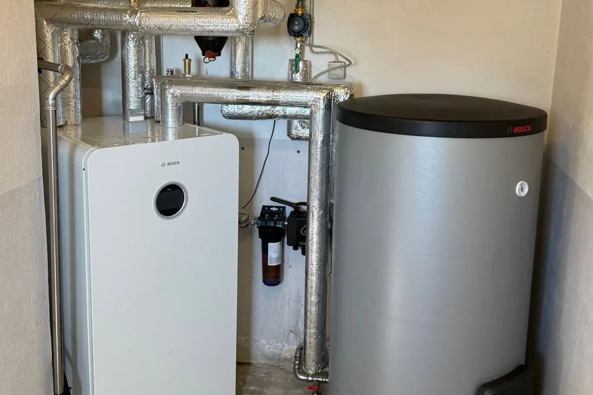 Sauber installierter Technikraum mit Wärmepumpen-Innengerät