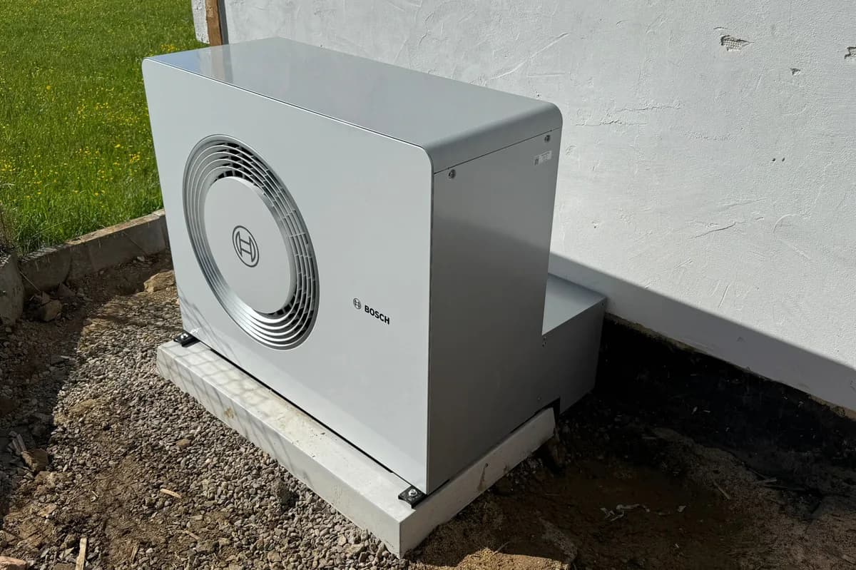 Bosch Wärmepumpe an frisch verputzter Hauswand